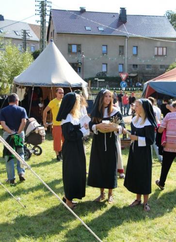 Nonnen auf dem Fest